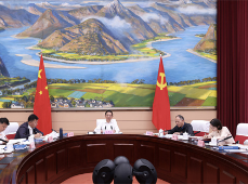 省政府黨組理論學(xué)習(xí)中心組集中學(xué)習(xí)、常務(wù)會(huì)議強(qiáng)調(diào)：學(xué)深悟透習(xí)近平總書(shū)記新思想新觀點(diǎn)新論斷 當(dāng)好進(jìn)一步全面深化改革的促進(jìn)派和實(shí)干家